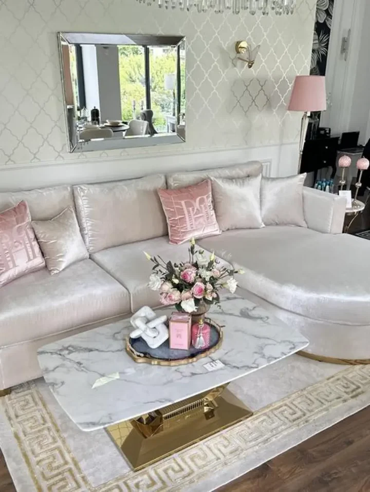 Atmosfera relaksu z aksamitnym narożnikiem glamour półokrągłym PARIS w centralnym punkcie. Ekspozycja w salonie od Primavera Home.