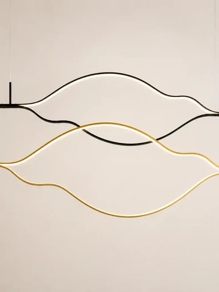 Złoty Żyrandol Nowoczesny Wave – Designerska Lampa Fala LED w mieszanym stylu wnętrz, podkreślająca swoją wszechstronność. Oświetlenie na zamówienie od Primavera Home.