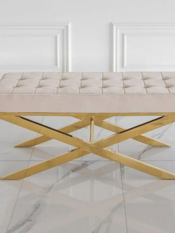 Detale welurze, z którego wykonana jest pufa, podkreślające jej wyjątkową jakość. Oferta Primavera Home.