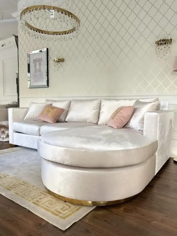 Narożnik glamour półokrągły PARIS w detalach, podkreślający jego elegancję. Meble na zamówienie od Primavera Home.