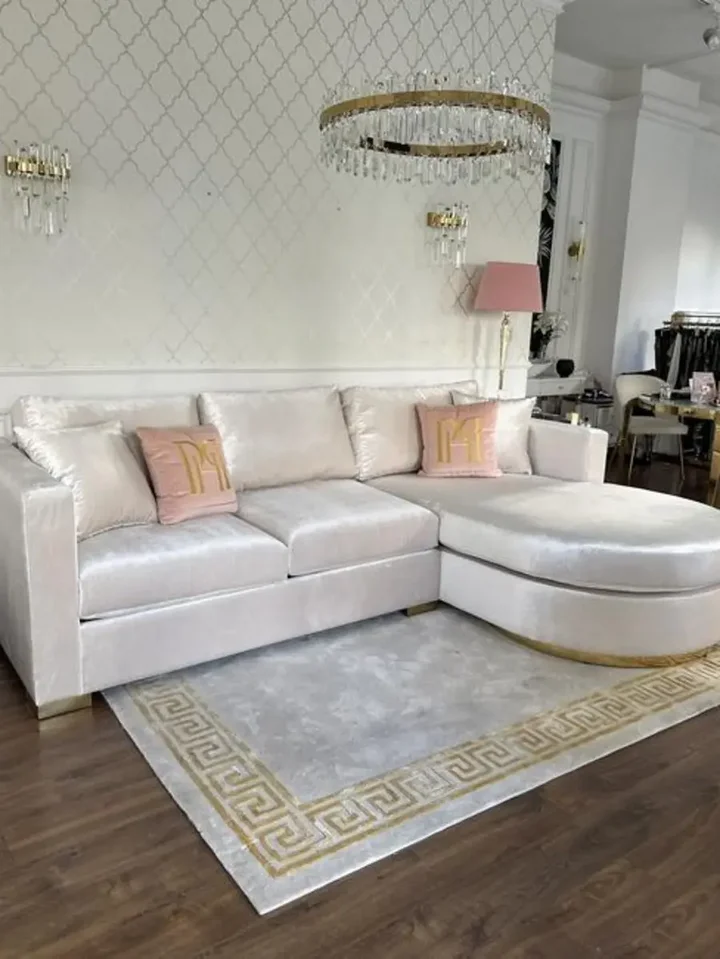 Widok aksamitnego narożnika glamour półokrągłego PARIS z analitycznym ujęciem. Meble na zamówienie od Primavera Home.