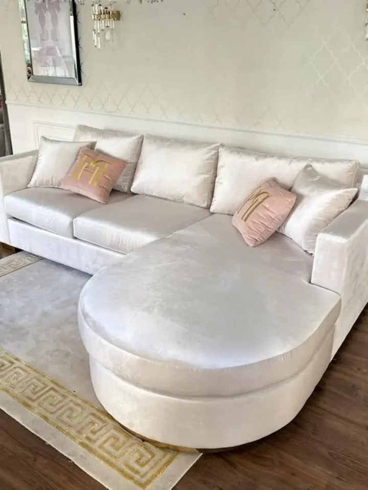 Jednostkowy widok aksamitnego narożnika glamour półokrągłego PARIS w nowoczesnej aranżacji. Ekspozycja w salonie od Primavera Home.