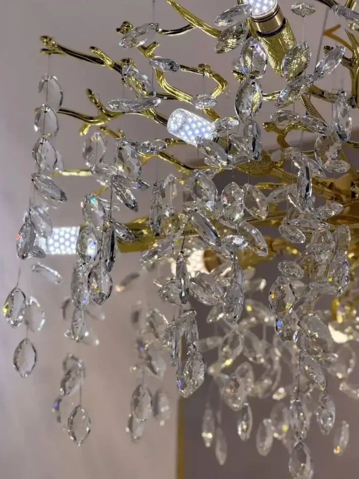 Projekcja światła w interakcji z żyrandolem kryształowym złotym QUEEN. Aranżacja nowoczesnego wnętrza od Primavera Home.