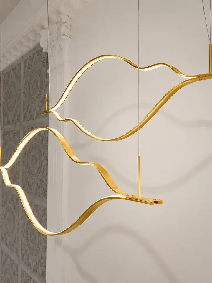 Złoty Żyrandol Nowoczesny Wave – Designerska Lampa Fala LED w pięknej aranżacji sypialni, tworząca przytulny klimat. Oświetlenie na zamówienie od Primavera Home.