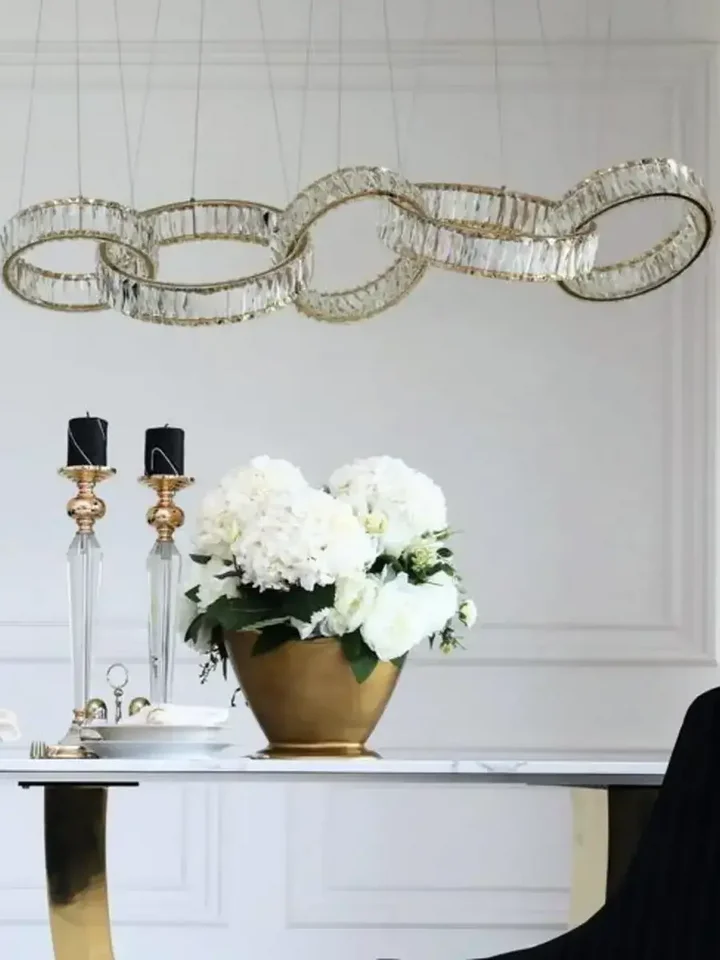 Punktowe oświetlenie przestrzeni z Żyrandolem CRYSTAL 5 Złoty. Wnętrze od Primavera Home.