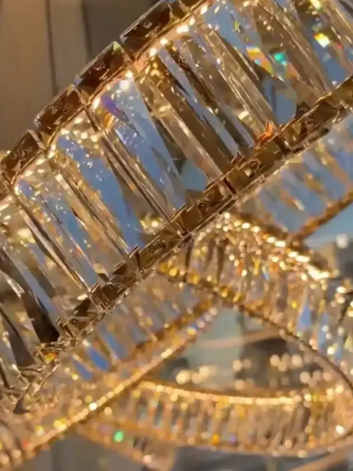 Widok Żyrandola CRYSTAL 5 Złoty w ułożeniu w przestrzeni. Oświetlenie od Primavera Home.