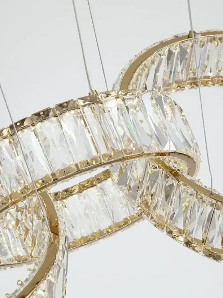 Żyrandol CRYSTAL 5 Złoty w klasycznym wnętrzu. Stylowe oświetlenie od Primavera Home.