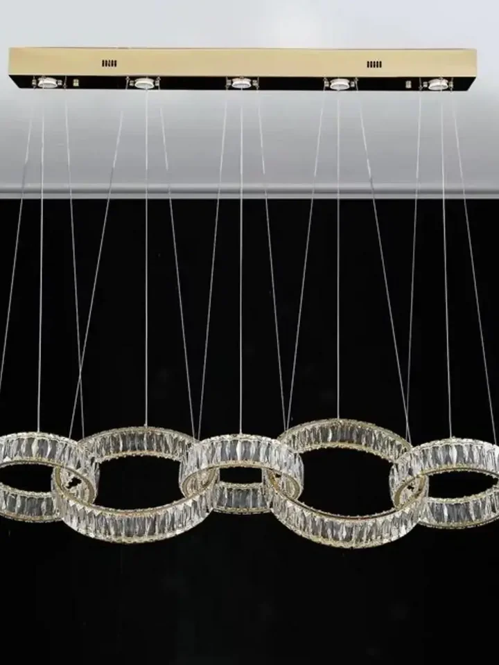 Szczegółowy detal kształtu Żyrandola CRYSTAL 5 Złoty. Oświetlenie od Primavera Home.