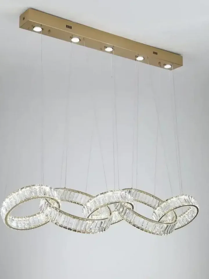 Szczegóły przestrzeni z Żyrandolem CRYSTAL 5 Złoty. Stylowe oświetlenie od Primavera Home.