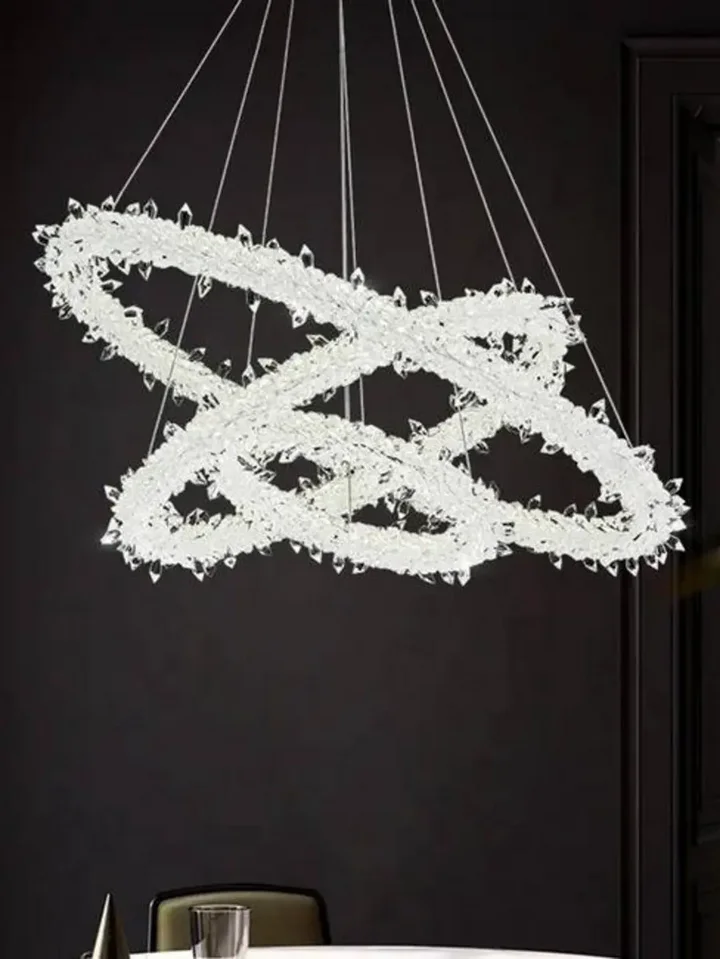 Żyrandol ICE XL Srebrny w aranżacji nowoczesnego salonu. Oświetlenie na zamówienie od Primavera Home.