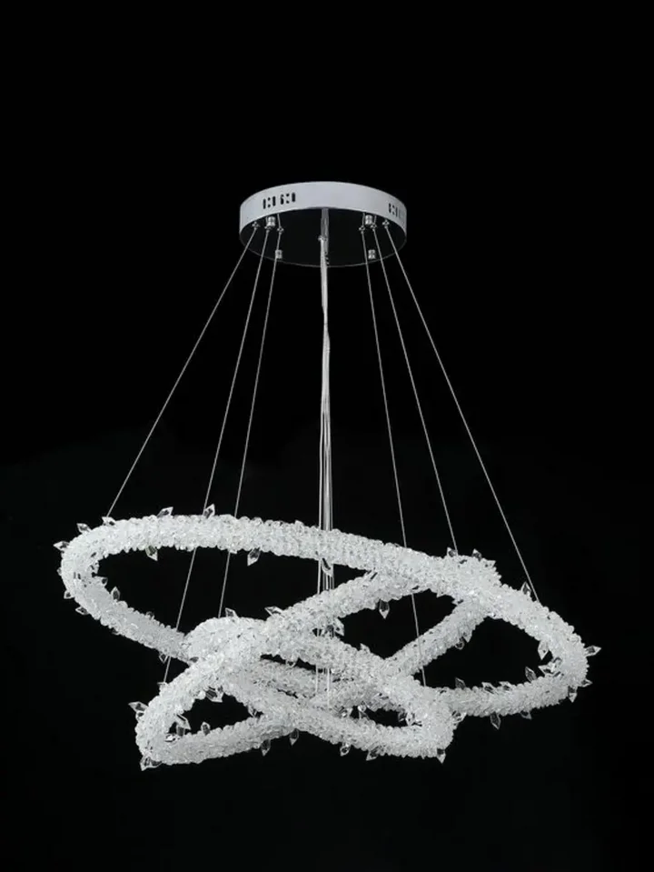 Żyrandol ICE XL Srebrny zamontowany na stropie. Aranżacja nowoczesnego wnętrza od Primavera Home.