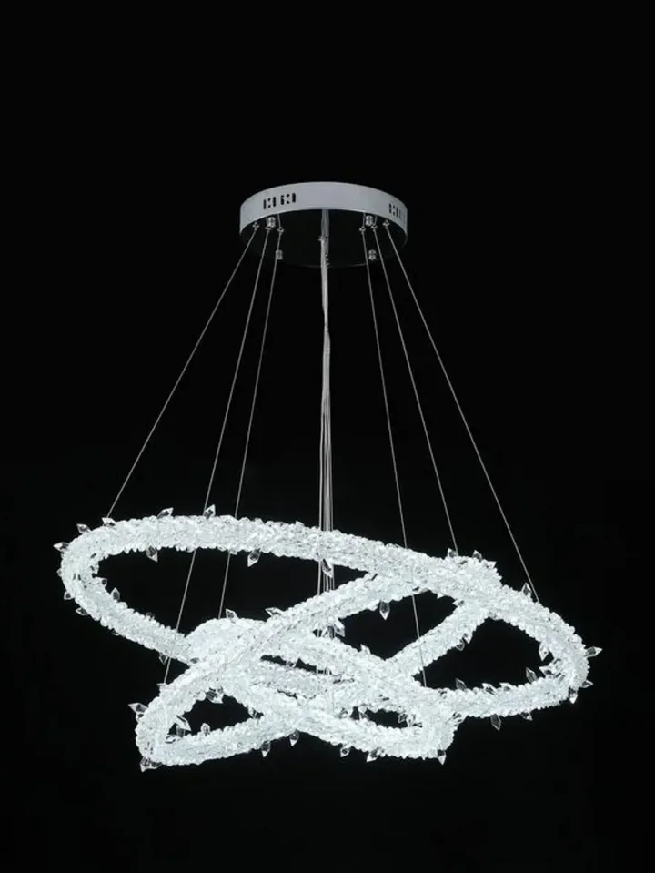 Żyrandol ICE XL Srebrny z widokiem na jego efekt świetlny w ciemności. Ekskluzywna aranżacja od Primavera Home.