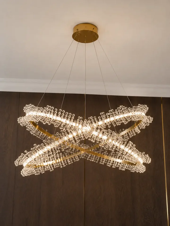 Kompletny widok Żyrandol Kryształowy Brina XL Glamour Złoty – Luksusowa Lampa Wisząca dwupoziomowa w otoczeniu eleganckich mebli. Ekspozycja w salonie od Primavera Home.