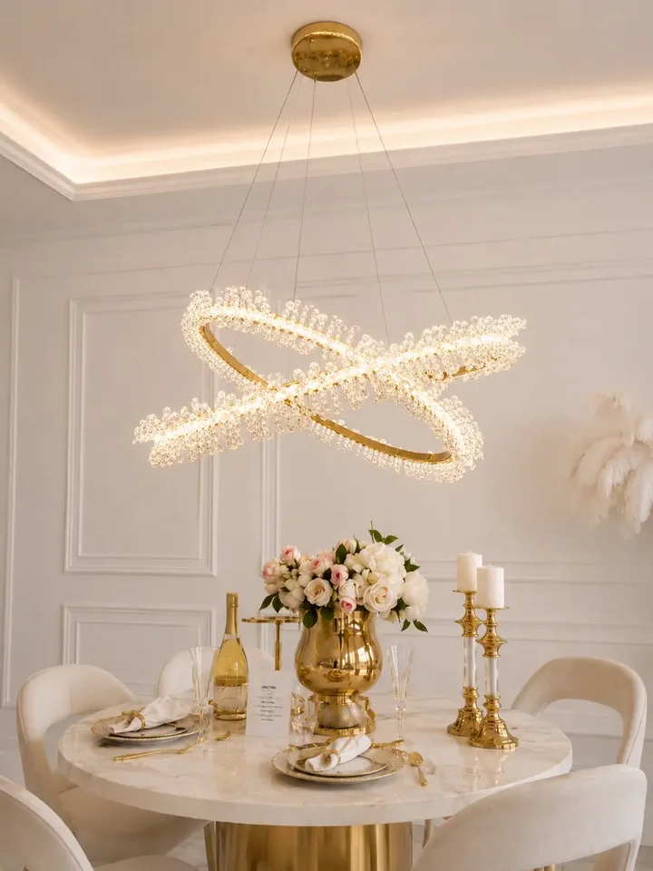 Detail of Żyrandol Kryształowy Brina XL Glamour Złoty – Luksusowa Lampa Wisząca dwupoziomowa, ukazujący precyzyjne wykończenie. Meble na zamówienie od Primavera Home.