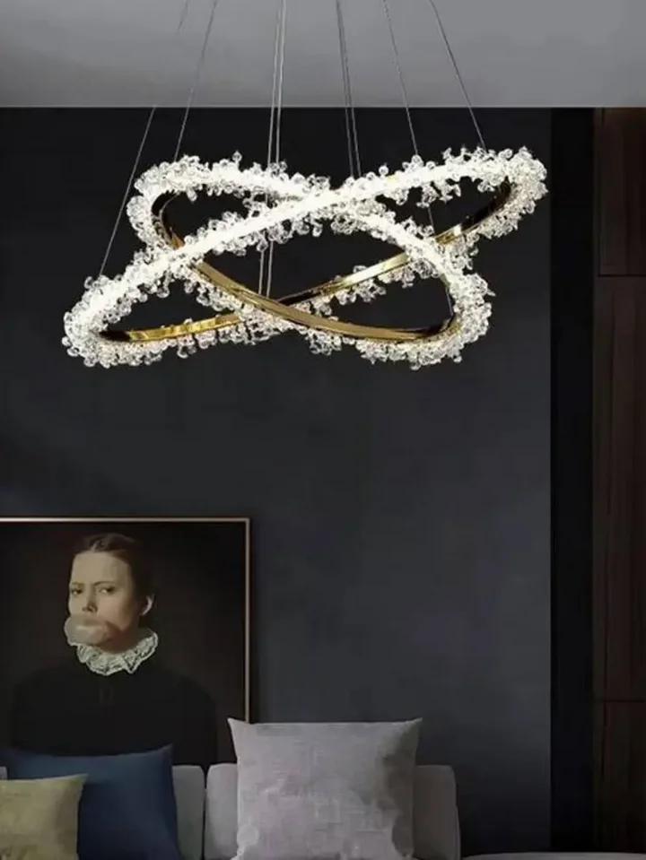 Detail of lighting Żyrandol Kryształowy Brina XL Glamour Złoty – Luksusowa Lampa Wisząca dwupoziomowa, pokazujący możliwości zmiany barwy. Aranżacja nowoczesnego wnętrza od Primavera Home.