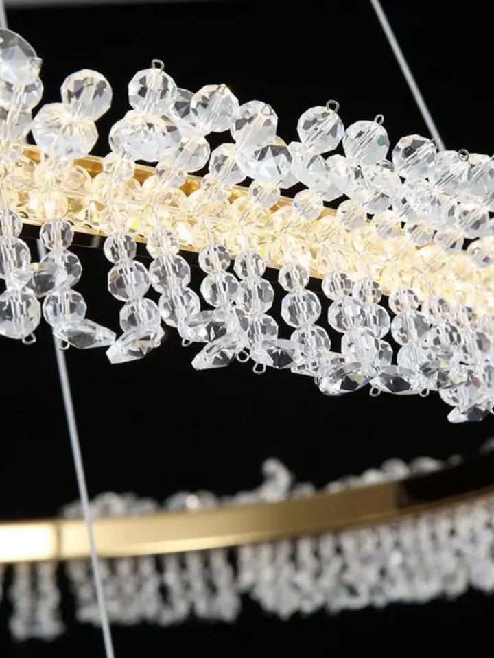 Detail of glass Żyrandol Kryształowy Brina XL Glamour Złoty – Luksusowa Lampa Wisząca dwupoziomowa, eksponujący kryształowe elementy. Aranżacja nowoczesnego wnętrza od Primavera Home.