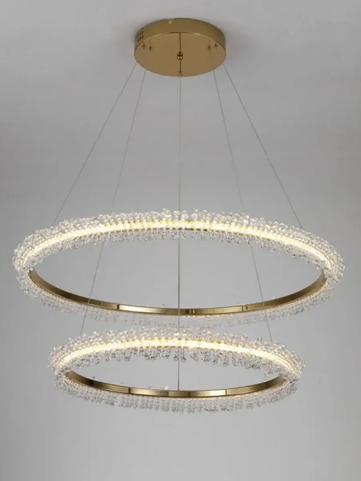 Żyrandol Kryształowy Brina XL Glamour Złoty – Luksusowa Lampa Wisząca dwupoziomowa rzucająca efektowne światło na ścianie. Ekspozycja w salonie od Primavera Home.