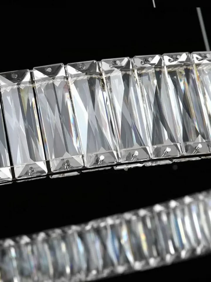 Cały zestaw z Żyrandolem Kryształowym Crystal Srebrnym Glamour w nowoczesnym domu. Meble na zamówienie od Primavera Home.