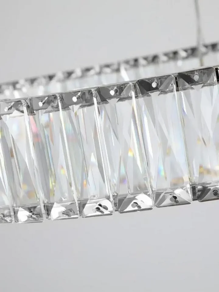 Sposób powieszenia Żyrandola Kryształowego Crystal Srebrnego Glamour w nowoczesnym lokalu. Ekspozycja w salonie od Primavera Home.