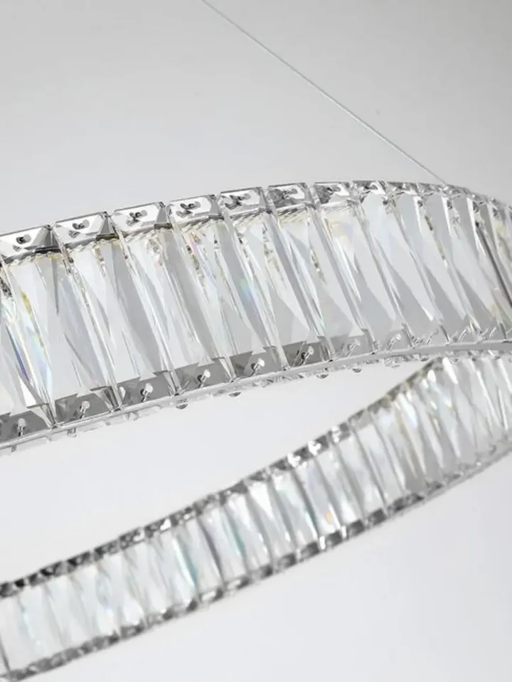 Żyrandol Kryształowy Crystal Srebrny Glamour w ciemnym wnętrzu, emanujący blaskiem. Aranżacja nowoczesnego wnętrza od Primavera Home.