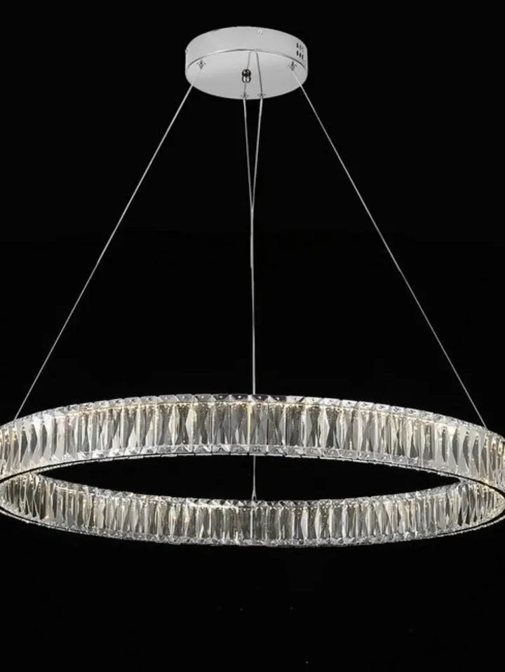 Żyrandol Kryształowy Crystal Srebrny Glamour w jasnym wnętrzu, doskonale oświetlającym przestrzeń. Ekspozycja w salonie od Primavera Home.