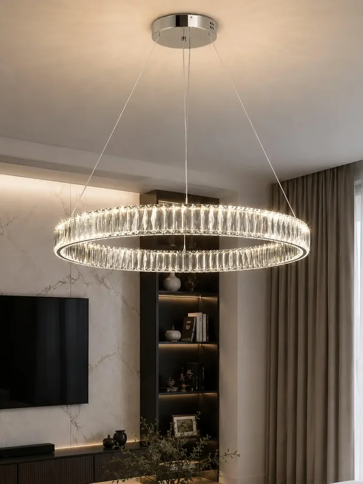 Ekspozycja Żyrandola Kryształowego Crystal Srebrnego Glamour w showroomie, dostosowanego do najnowszych trendów. Aranżacja nowoczesnego wnętrza od Primavera Home.