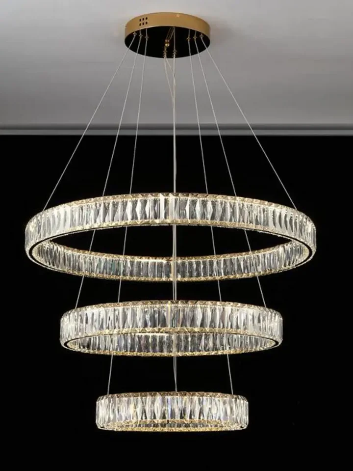 Widok Żyrandola Kryształowego Złotego Crystal XL Trzypoziomowego na suficie. Elegancja w każdym detalu od Primavera Home.