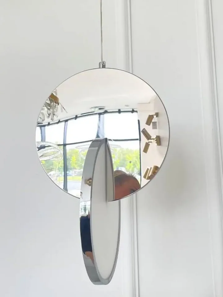 Widok Żyrandola Planet Srebrny Glamour w salonie, dodający elegancji przestrzeni. Ekspozycja w salonie od Primavera Home.