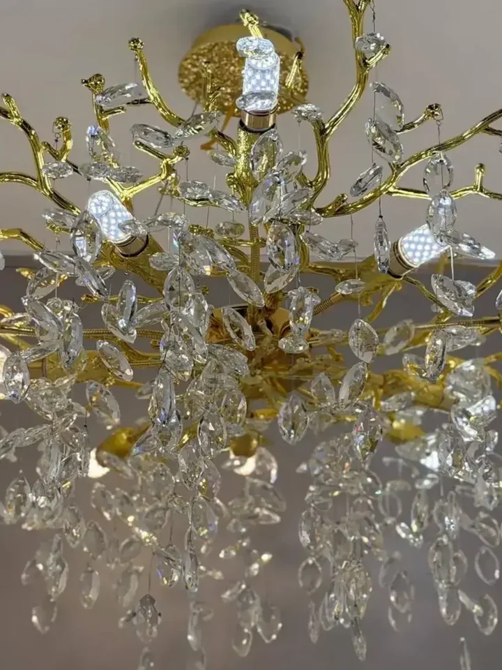 Żyrandol kryształowy złoty QUEEN wyróżniający się nowoczesnymi materiałami. Ekspozycja w salonie od Primavera Home.