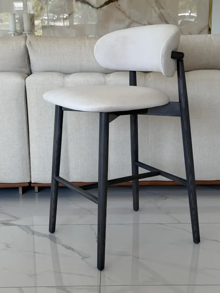 Czarny zestaw mebli z Designerskim Hokerem Drewnianym Olivia – Krzesło Barowe od Primavera Home.