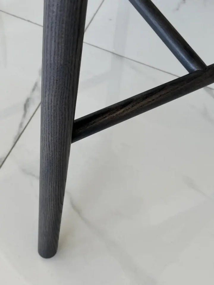 Designerski Hoker Drewniany Olivia – Krzesło Barowe na tle skali w nowoczesnym wnętrzu od Primavera Home.