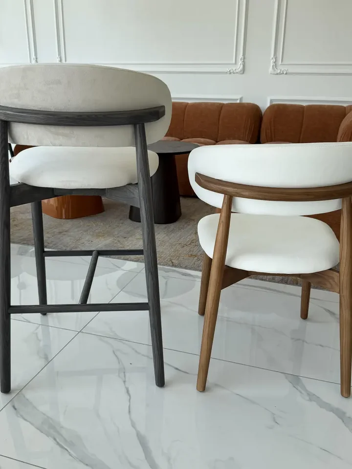 Widok 3D Designerskiego Hokera Drewnianego Olivia – Krzesło Barowe od Primavera Home.