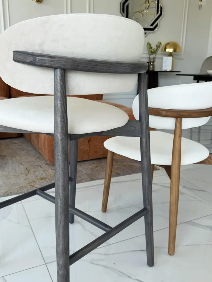 Widok od dołu, Designerski Hoker Drewniany Olivia – Krzesło Barowe od Primavera Home.