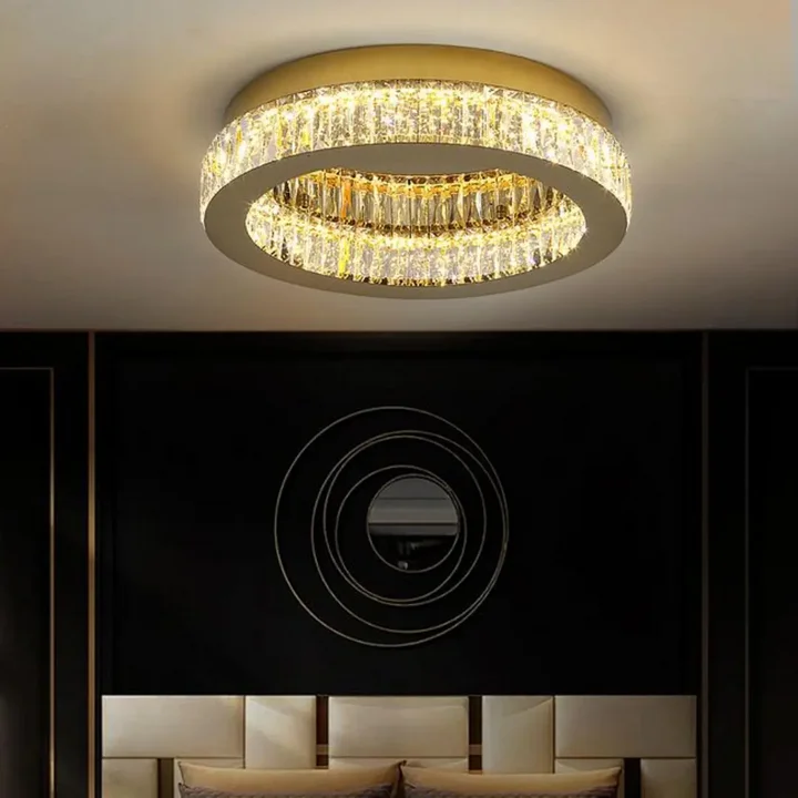 Detal wykończenia plafonu kryształowego CRYSTAL, produkcji Primavera Home, z wysokim połyskiem.