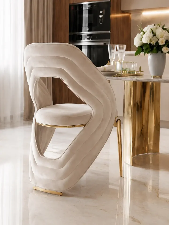Ekskluzywne Krzesło Queen – Nowoczesny Włoski Design pokazane z boku, doskonale komponujące się w aranżacji nowoczesnego wnętrza. Meble na zamówienie od Primavera Home.