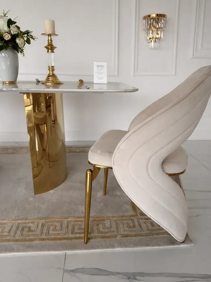 Ekskluzywne Krzesło Queen – Nowoczesny Włoski Design w stylowej kawiarni, nadające przestrzeni elegancki klimat. Meble na zamówienie od Primavera Home.