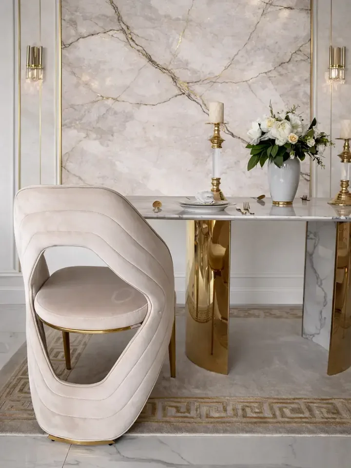 Ekskluzywne Krzesło Queen – Nowoczesny Włoski Design w niejednoznacznym otoczeniu, regulującym charakter wnętrza. Ekspozycja w salonie od Primavera Home.