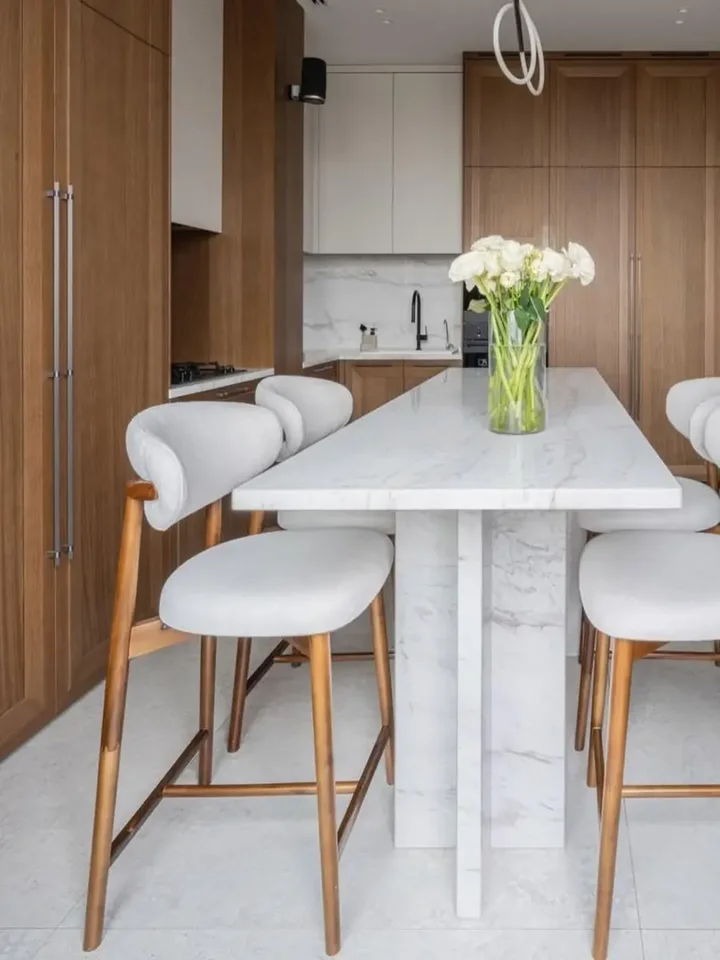 Zbliżenie na detal tkaniny Designerskiego Hokera Drewnianego Olivia – Krzesło Barowe od Primavera Home.