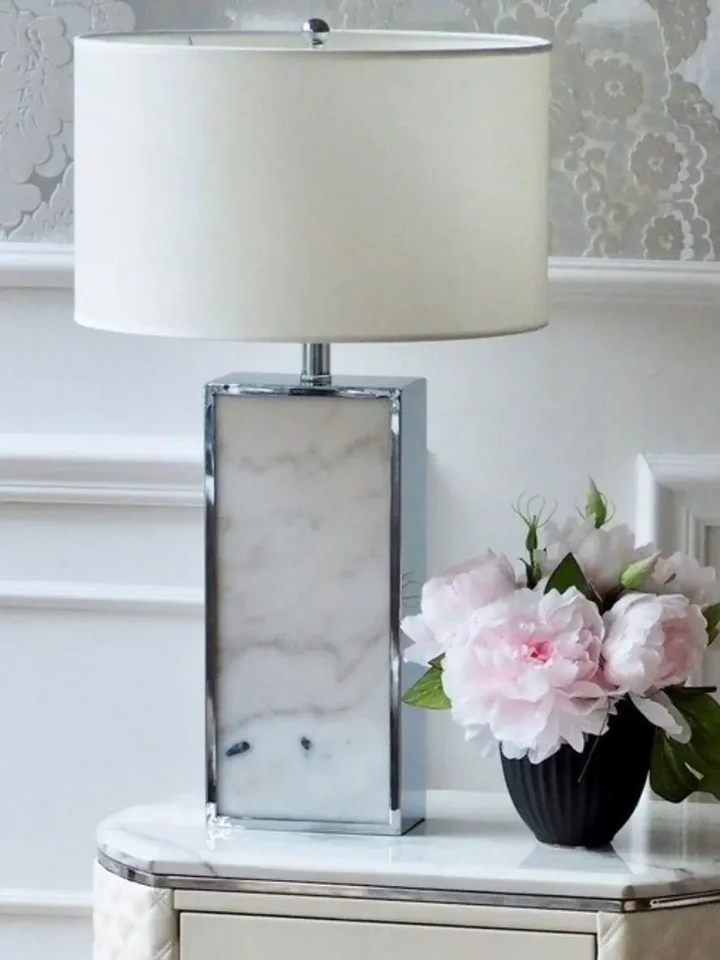 Aranżacja z klasyczną lampą stołową, nowoczesną, hamptons, prostokątną z białym abażurem, srebrną VERONICA w eleganckim salonie. Dodatki od Primavera Home.