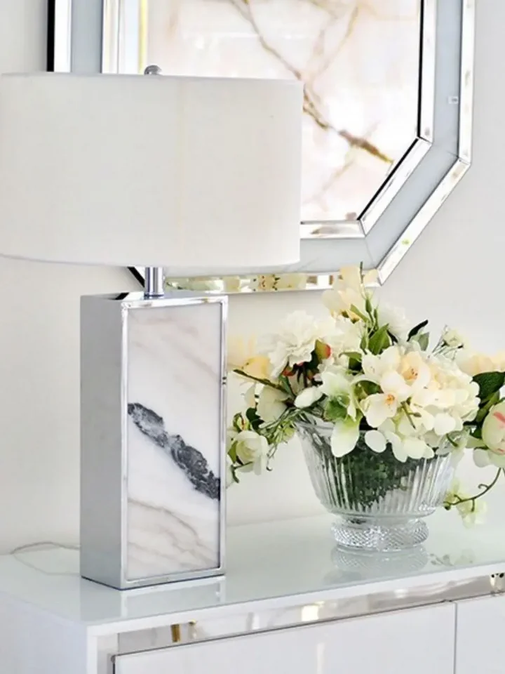 Detal nóg lampy stołowej VERONICA, podkreślającej nowoczesny styl. Oryginalność od Primavera Home.