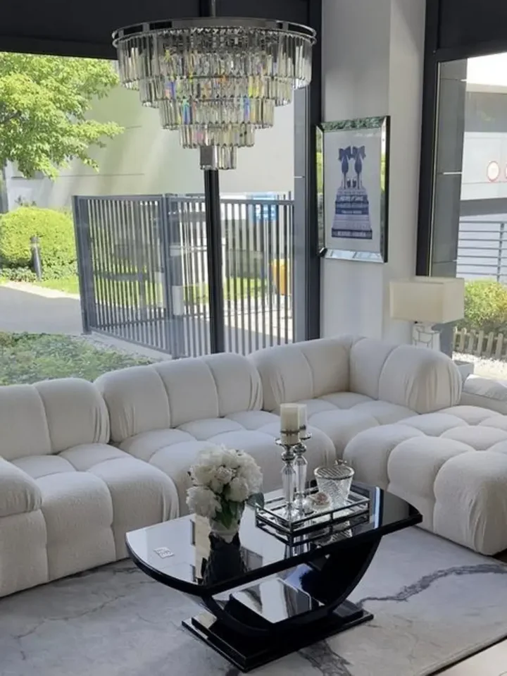 Kryształowy żyrandol okrągły, nowoczesny lampa wisząca, srebrny GLAMOUR M w aranżacji pokoju. Detal wykończenia od Primavera Home.