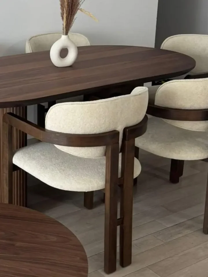 Krzesło Designerskie Forest ustawione na balkonie. Aranżacja nowoczesnego wnętrza od Primavera Home.