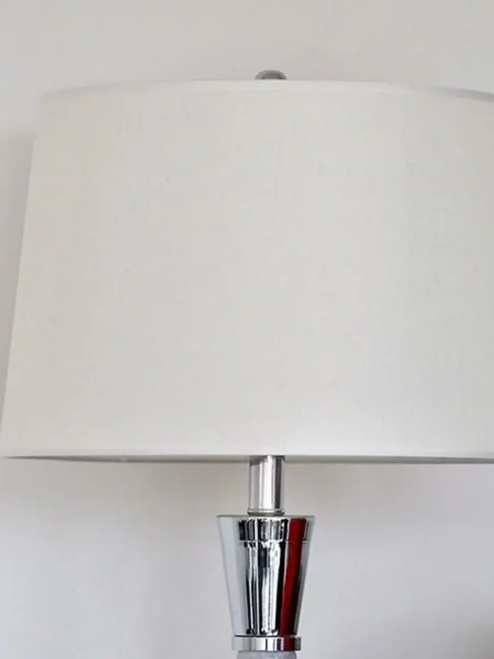 Lampa w aranżacji z dywanem, tworząc harmonijną przestrzeń w domu. Oświetlenie na zamówienie od Primavera Home.