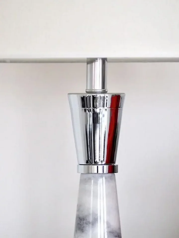 Widok z góry na lampę stołową, eksponujący jej unikatowy design. Oświetlenie na zamówienie od Primavera Home.