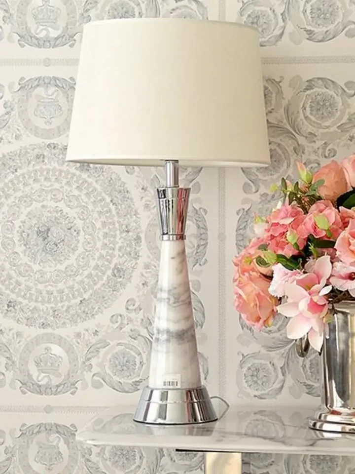Luksusowa lampa stołowa, nowojorska, glamour, biały abażur, nowoczesna, srebrna GIULIA w ujęciu z przodu. Oświetlenie na zamówienie od Primavera Home.