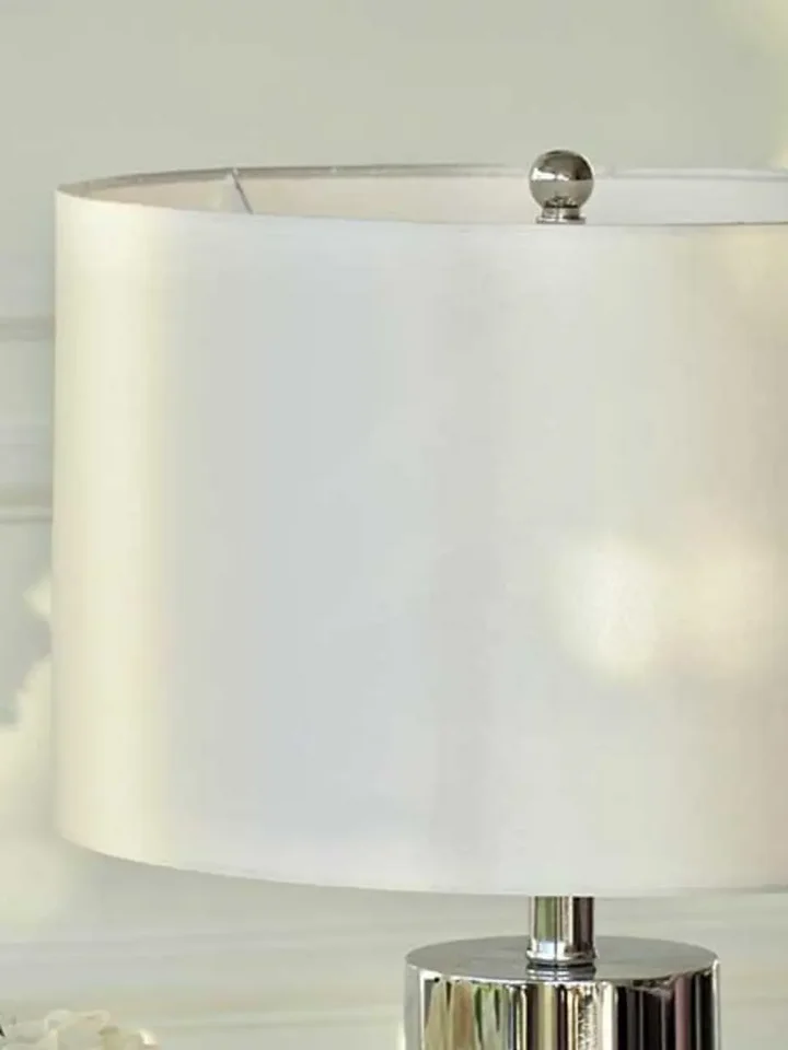 Lampa w aranżacji z meblami na zamówienie, tworząca harmonijną przestrzeń, z oferty Primavera Home.