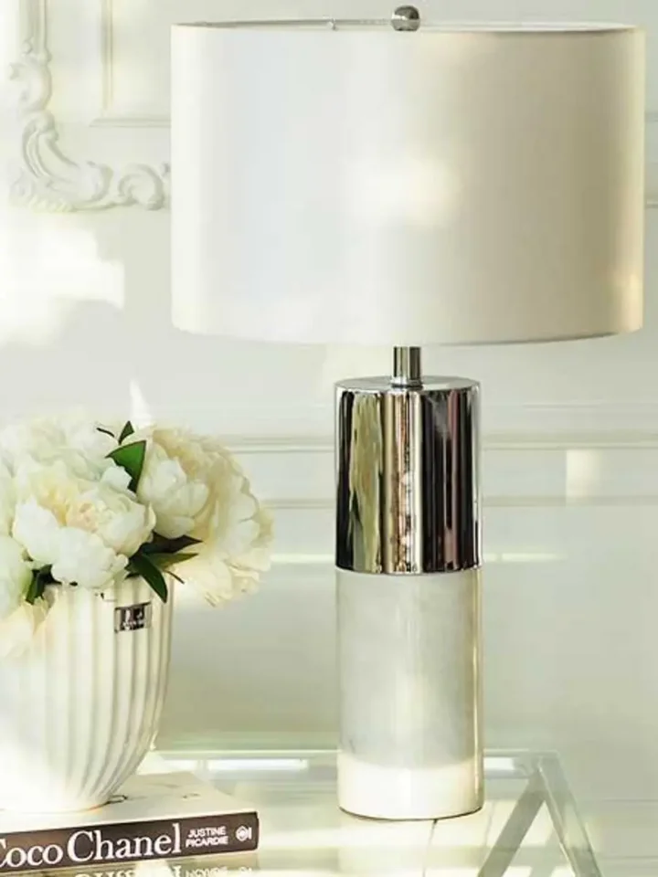 Lampa stołowa w ciemnym wnętrzu, podkreślająca kontrast i elegancję, dostępna w Primavera Home.