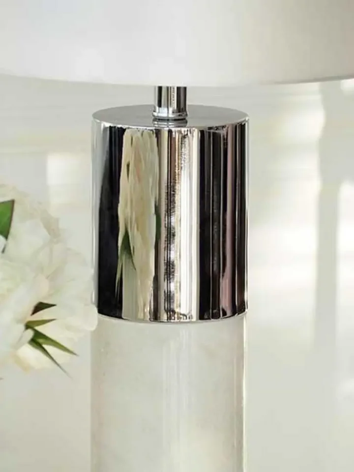 Z bliska prezentacja lampy, skupiająca się na tkaninie abażura, z oferty Primavera Home.