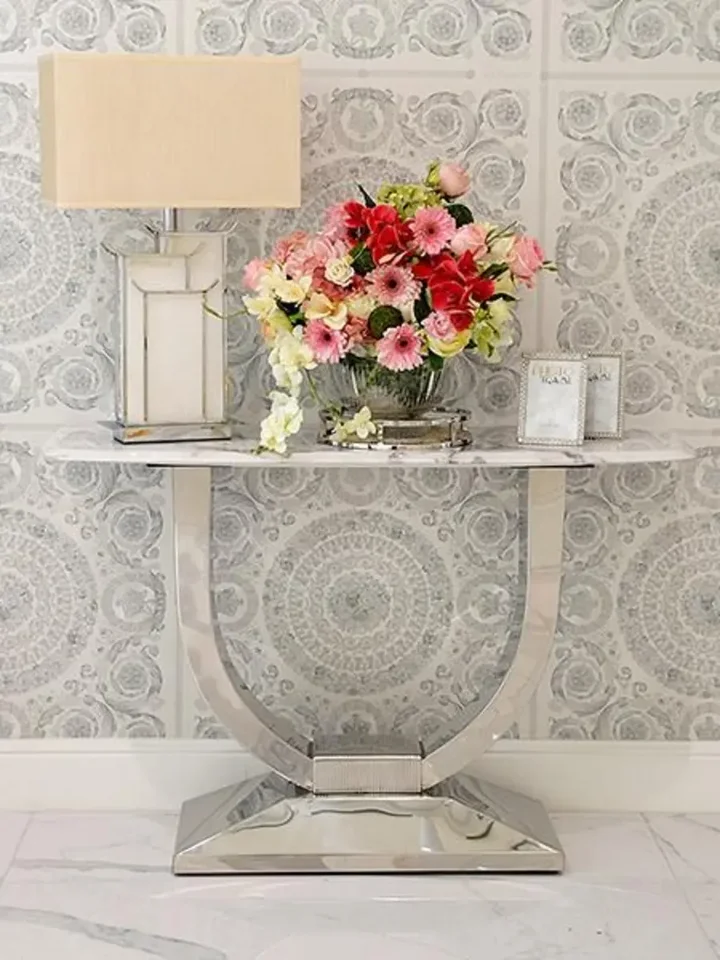 Cały zestaw mebli z luksusową lampą w nowoczesnym wnętrzu, podkreślającym design i elegancję. Oświetlenie na zamówienie od Primavera Home.