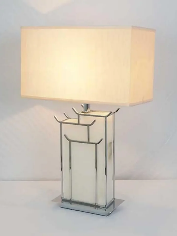 Luksusowa lampa w ekspozycji z dodatkami, które współgrają z jej wyjątkowym stylem. Oświetlenie od Primavera Home.